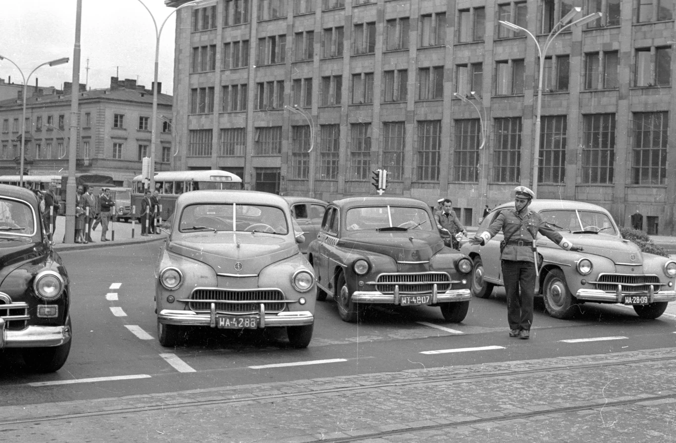 Pojazdy te woziły także milicjantów, strażaków, a nawet kolejarzy – i to po torach, gdyż na bazie FSO Warszawa powstała również drezyna. W 1961 roku samochód przeszedł lifting nadwozia, zyskując kształty sedana z płaskim bagażnikiem z tyłu. Pojazdy te woziły także milicjantów, strażaków, a nawet kolejarzy – i to po torach, gdyż na bazie FSO Warszawa powstała również drezyna. W 1961 roku samochód przeszedł lifting nadwozia, zyskując kształty sedana z płaskim bagażnikiem z tyłu.