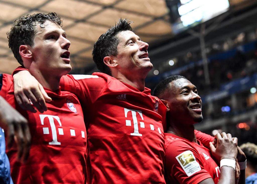 Benjamin Pavard, Robert Lewandowski oraz David Alaba świętują wygraną z Herthą Benjamin Pavard, Robert Lewandowski oraz David Alaba świętują wygraną z Herthą