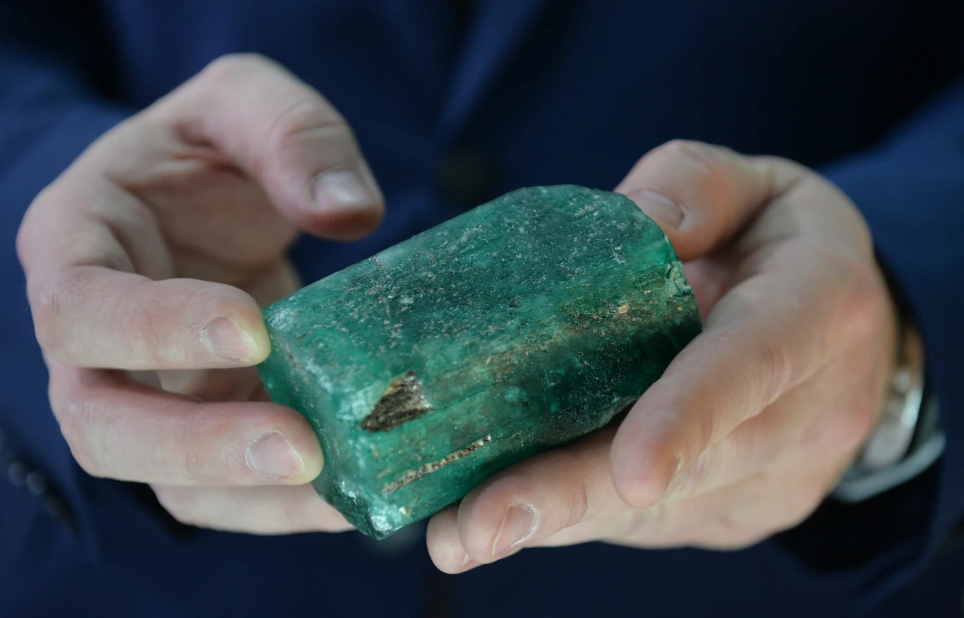 Szmaragd to odmiana berylu. Charakterystycznej zielonej barwy nadają mu związki chromu, wanadu i żelaza.