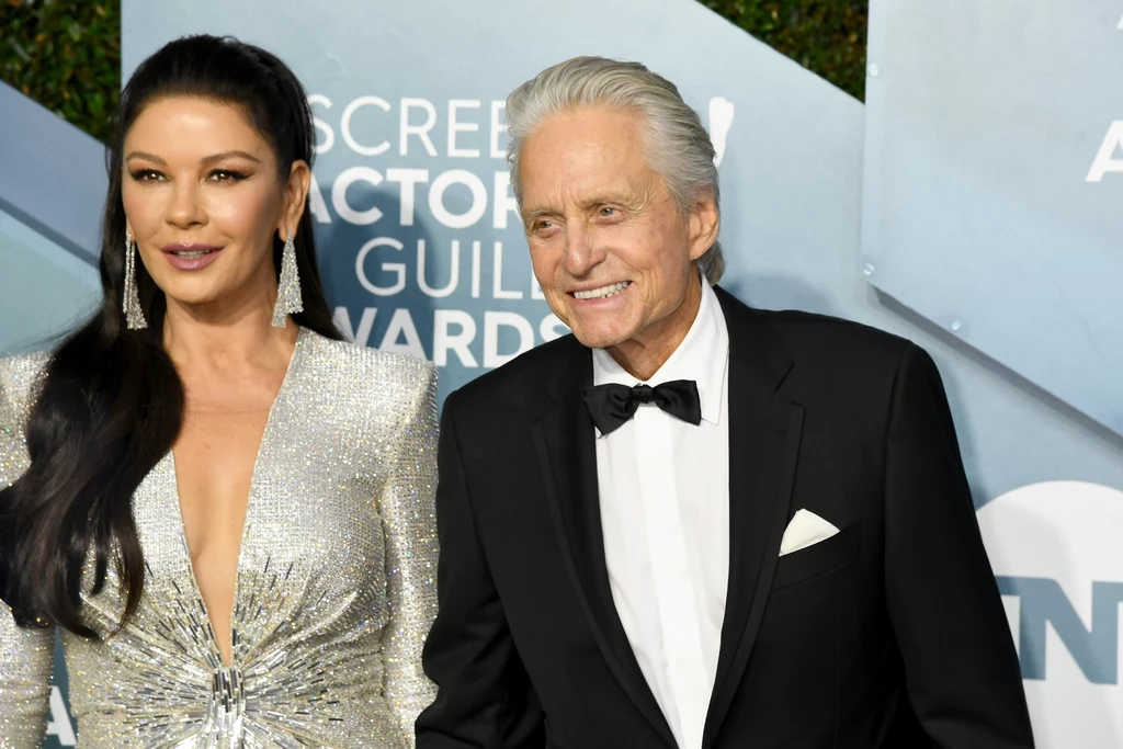 Rocznica zbiegła się w czasie z rozdaniem nagród SAG (Screen Actors Guild Awards), aktorzy postanowili więc świętować w czasie gali. Para nie musiała poświęcać dodatkowego czasu na wybór strojów, gdyż wszystko było zaplanowane na uroczystość rozdania statuetek filmowych. Mogli więc celebrować w pełnym blasku. Rocznica zbiegła się w czasie z rozdaniem nagród SAG (Screen Actors Guild Awards), aktorzy postanowili więc świętować w czasie gali. Para nie musiała poświęcać dodatkowego czasu na wybór strojów, gdyż wszystko było zaplanowane na uroczystość rozdania statuetek filmowych. Mogli więc celebrować w pełnym blasku.