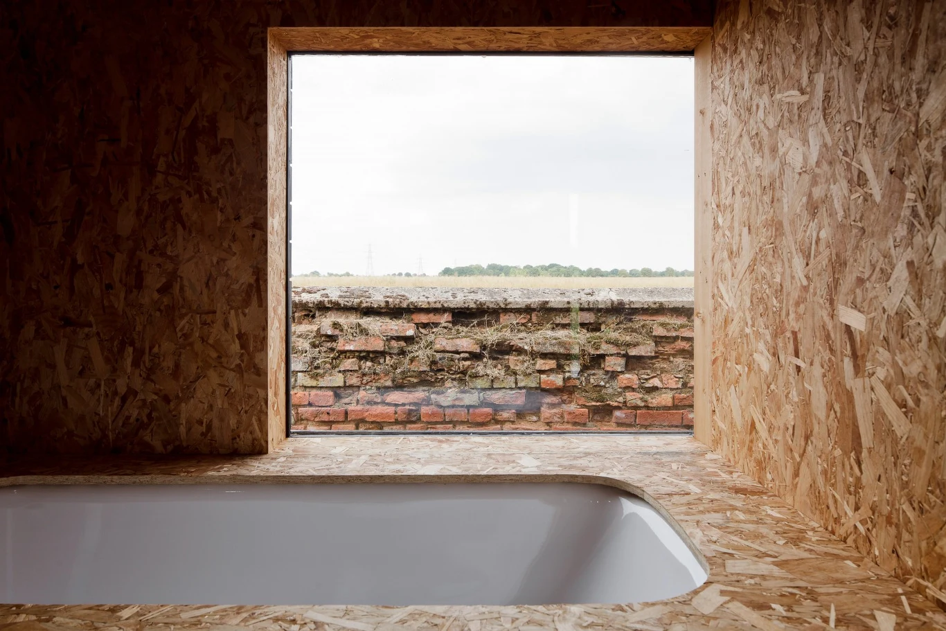 Choć budynek został ukończony już ponad siedem lat temu, wciąż wyznacza trendy w swojej kategorii wśród modnych ostatnio adaptacji budynków rolniczych. Choć budynek został ukończony już ponad siedem lat temu, wciąż wyznacza trendy w swojej kategorii wśród modnych ostatnio adaptacji budynków rolniczych.