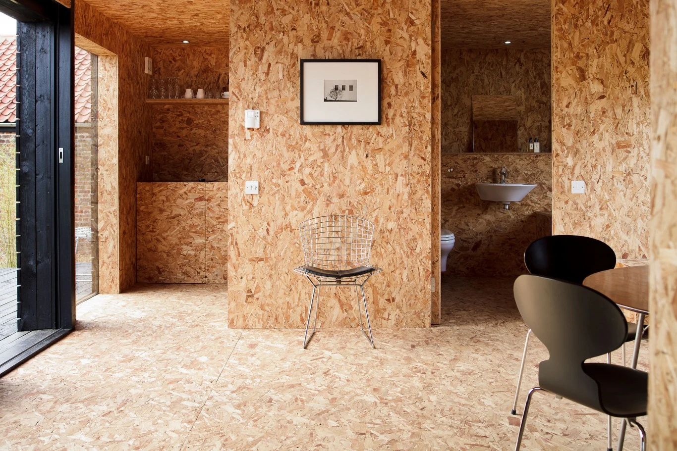 W budynku wprowadzono ścianki działowe, wykonane z prefabrykowanych drewnianych ram, które w zamyśle miały obniżyć koszty. Podłogę, ściany, półki, a nawet wykończenie łazienki wykonano z tanich płyt typu "OSB", co sprawiło, że odpadły kolejne wydatki związane z posadzkami, tynkami, czy meblami. W budynku wprowadzono ścianki działowe, wykonane z prefabrykowanych drewnianych ram, które w zamyśle miały obniżyć koszty. Podłogę, ściany, półki, a nawet wykończenie łazienki wykonano z tanich płyt typu "OSB", co sprawiło, że odpadły kolejne wydatki związane z posadzkami, tynkami, czy meblami.