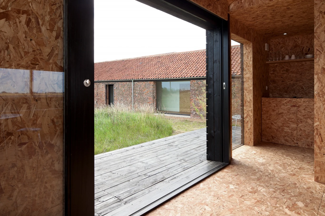 Niskie i długie okna zamontowano niżej, niż robi się to zwykle. Dzięki temu widać przez nie chmury oraz okoliczny krajobraz. Architekci mówią o doskonałym uchwyceniu "sekwencji" obrazów, niezależnie od tego, czy wewnątrz stoimy, siedzimy, czy leżymy. Niskie i długie okna zamontowano niżej, niż robi się to zwykle. Dzięki temu widać przez nie chmury oraz okoliczny krajobraz. Architekci mówią o doskonałym uchwyceniu "sekwencji" obrazów, niezależnie od tego, czy wewnątrz stoimy, siedzimy, czy leżymy.