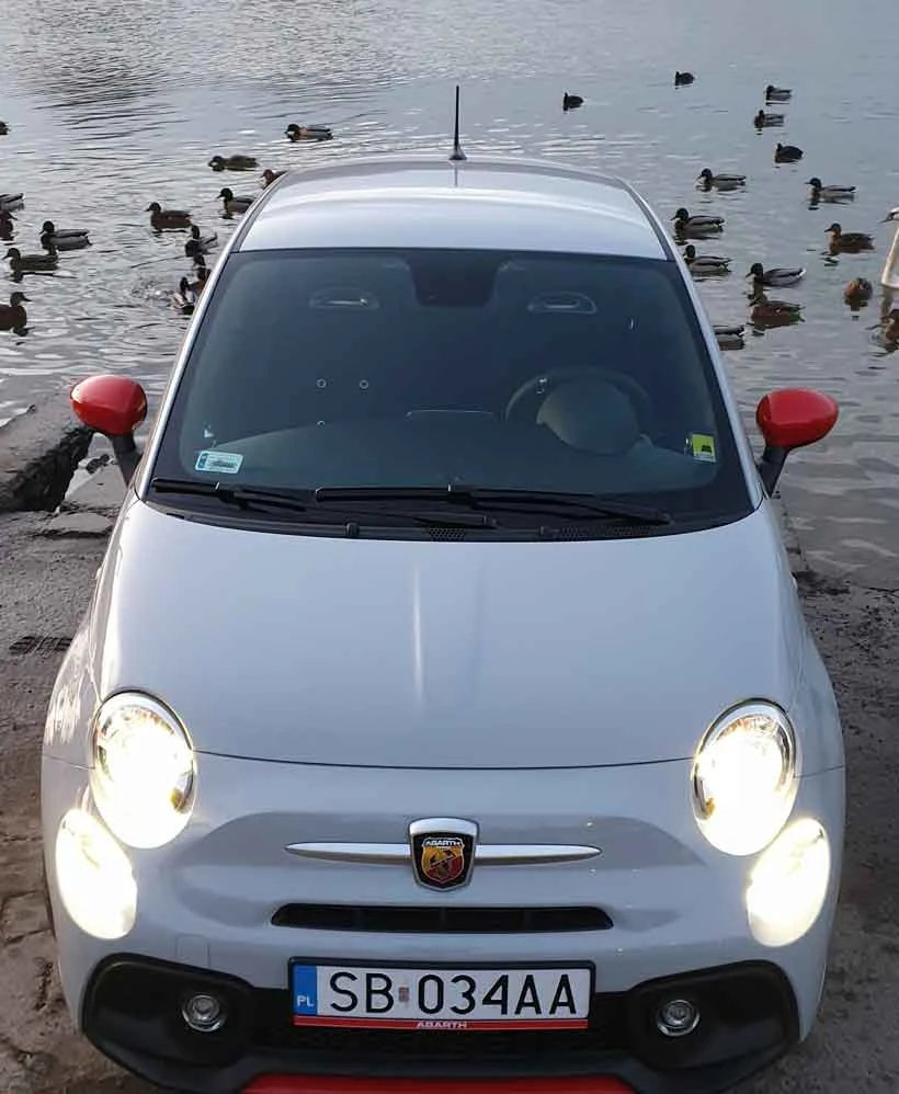 Przód: Kolumny McPhersona ze stabilizatorem poprzecznym Tył: belka skrętna ze stabilizatorem poprzecznym