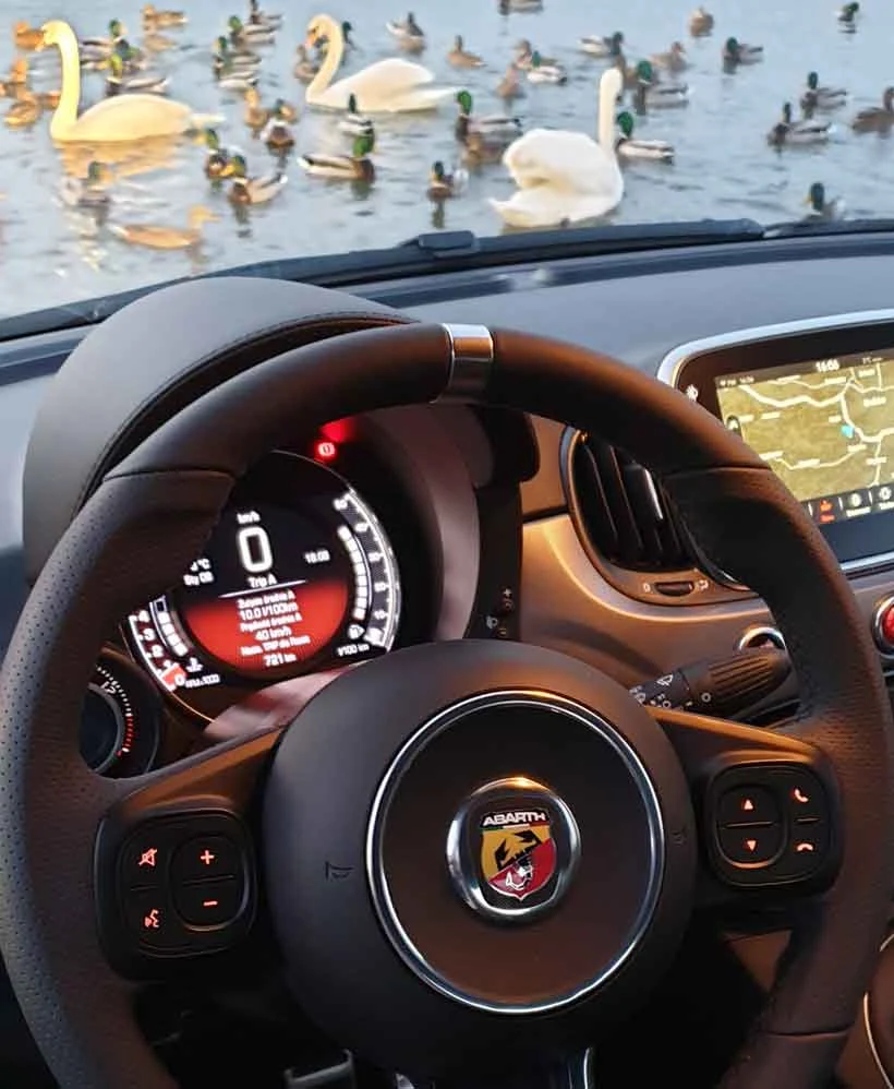 Osiągi to kwintesencja marki Abarth. Teraz 595 Pista wyposażony jest standardowo w turbosprężarkę Garret, która gwarantuje jeszcze większą moc i elastyczność na wyciągnięcie ręki. Na co jeszcze czekasz? Siadaj za kierownicą i uwolnij energię! 