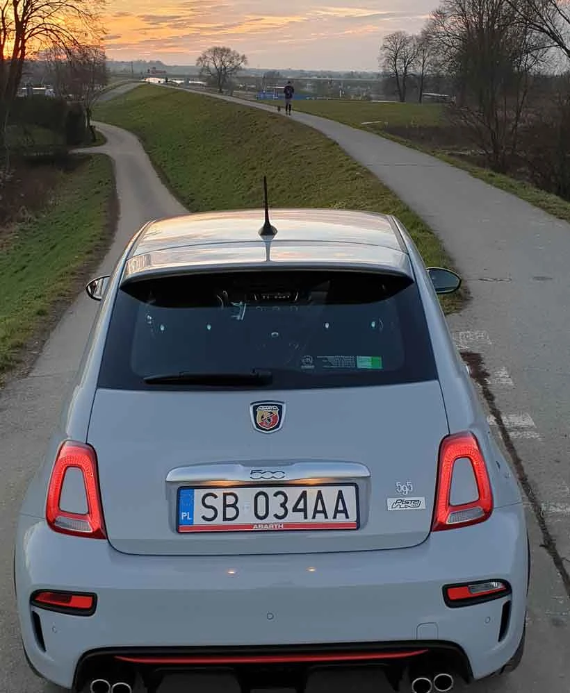 Amortyzatory Przód: Teleskopowe z zaworem FSD Tył: KONI z zaworem FSD