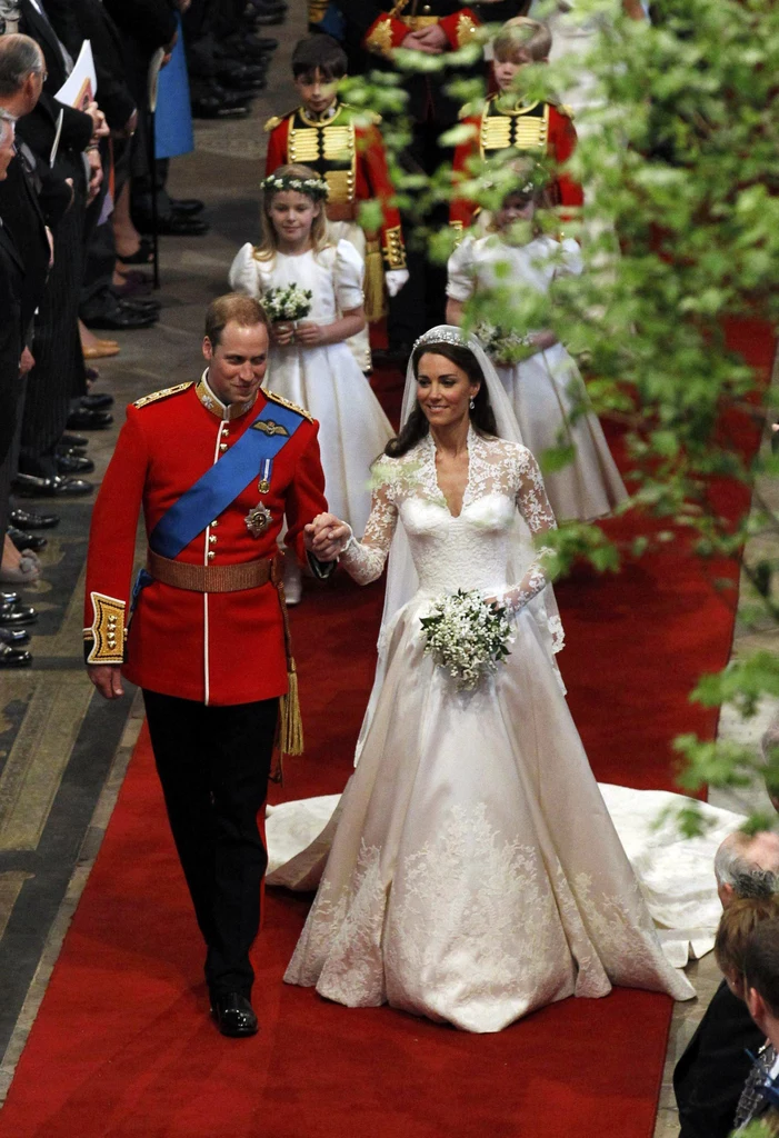 Suknia księżnej Kate łączyła jedwabną satynę w kolorach bieli i kości słoniowej