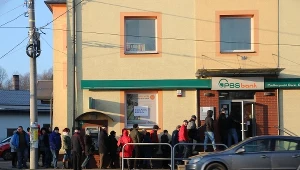 Kolejka przed oddziałem PBS w Domaradzu