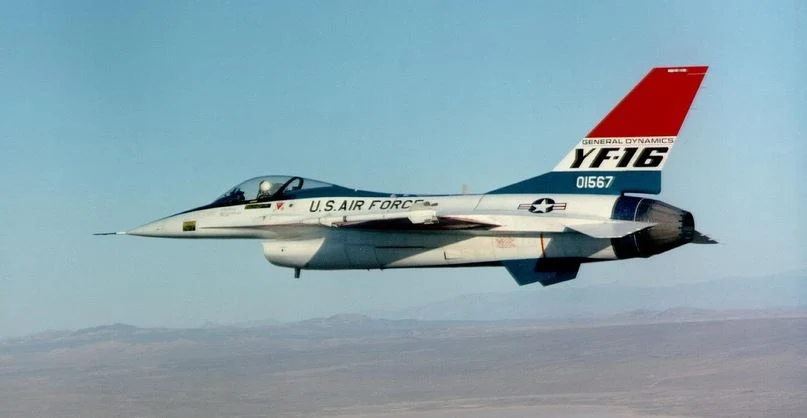 Jeden z prototypów YF-16 w locie Jeden z prototypów YF-16 w locie