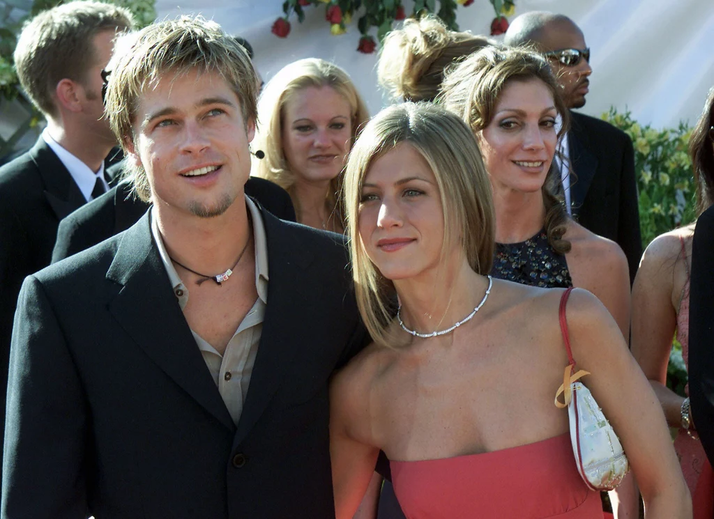 Media wciąż podsycają plotki o wielkim powrocie uczucia między Bradem Pittem i Jennifer Aniston, jednak sami zainteresowani konsekwentnie milczą. Ich, trwające pięć lat, małżeństwo uchodziło za idealne. Niestety, sielankę przerwał romans aktora z Angeliną Jolie, w który Pitt wdał się na planie filmu „Pan i Pani Smith”. Media wciąż podsycają plotki o wielkim powrocie uczucia między Bradem Pittem i Jennifer Aniston, jednak sami zainteresowani konsekwentnie milczą. Ich, trwające pięć lat, małżeństwo uchodziło za idealne. Niestety, sielankę przerwał romans aktora z Angeliną Jolie, w który Pitt wdał się na planie filmu „Pan i Pani Smith”.