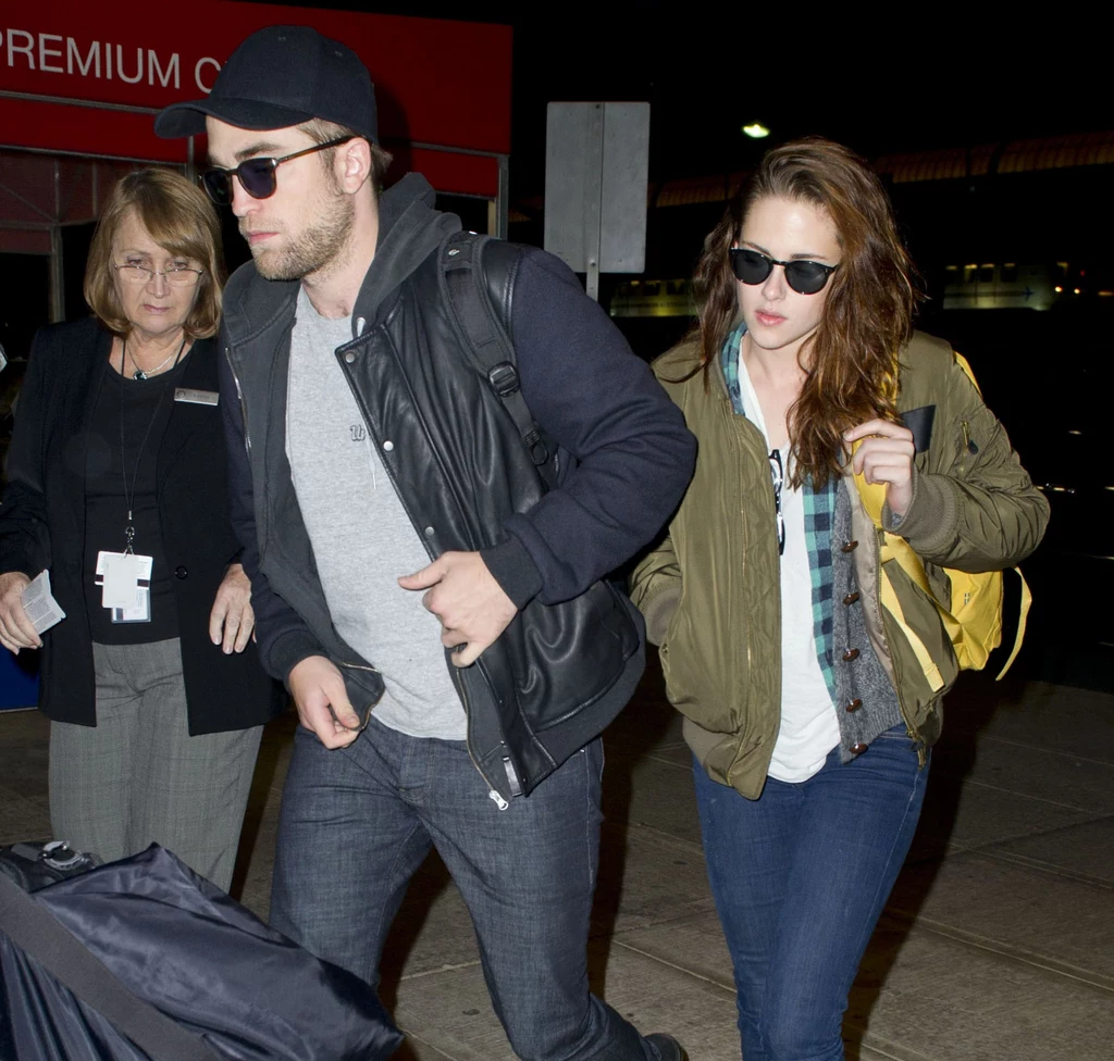 Kristen Stewart i Robert Pattinson uchodzili za parę idealną. W kochanków wcielili się także na ekranie. Niestety, błąd popełniła aktorka, która nawiązała romans z reżyserem Rupertem Sandersem. Chwila zapomnienia kosztowała ją związek z Pattinsonem, którego Stewart do dziś uważa za największą miłość swojego życia. Kristen Stewart i Robert Pattinson uchodzili za parę idealną. W kochanków wcielili się także na ekranie. Niestety, błąd popełniła aktorka, która nawiązała romans z reżyserem Rupertem Sandersem. Chwila zapomnienia kosztowała ją związek z Pattinsonem, którego Stewart do dziś uważa za największą miłość swojego życia.