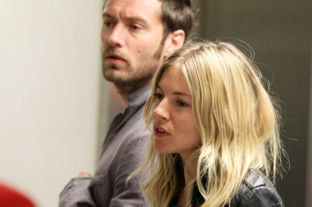 Jude Law i Sienna Miller byli uważani za jedną z najpiękniejszych i najlepiej dobranych par. Błyskawicznie zamieszkali razem (dla Sienny aktor zostawił żonę, z którą ma trójkę dzieci), doszło także do zaręczyn. Sielanka nie trwała jednak długo – w lipcu 2005 roku gwiazdor wydał oświadczenie, w którym przyznał się do zdrady. Kochanką okazała się niania, a sama Sienna szybko nawiązała romans z Danielem Craigiem. Co ciekawe, para wróciła do siebie w 2009 roku i wytrzymała razem kolejne dwa lata. Jude Law i Sienna Miller byli uważani za jedną z najpiękniejszych i najlepiej dobranych par. Błyskawicznie zamieszkali razem (dla Sienny aktor zostawił żonę, z którą ma trójkę dzieci), doszło także do zaręczyn. Sielanka nie trwała jednak długo – w lipcu 2005 roku gwiazdor wydał oświadczenie, w którym przyznał się do zdrady. Kochanką okazała się niania, a sama Sienna szybko nawiązała romans z Danielem Craigiem. Co ciekawe, para wróciła do siebie w 2009 roku i wytrzymała razem kolejne dwa lata.