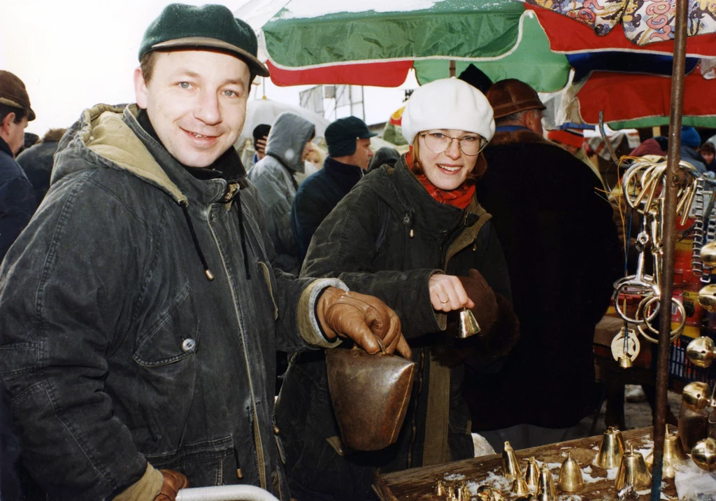 Kiedy rodziło się uczucie między Moniką Richardson i Zbigniewem Zamachowskim, oboje byli w związkach małżeńskich. Podczas rozwodu Aleksandra Justa (z którą aktor ma czwórkę dzieci) domagała się orzeczenia o winie z powodu zdrady męża. Ostatecznie, dla dobra dzieci, doszło do rozstania na pierwszej rozprawie, a Zamachowskiemu zasądzono alimenty. Kiedy rodziło się uczucie między Moniką Richardson i Zbigniewem Zamachowskim, oboje byli w związkach małżeńskich. Podczas rozwodu Aleksandra Justa (z którą aktor ma czwórkę dzieci) domagała się orzeczenia o winie z powodu zdrady męża. Ostatecznie, dla dobra dzieci, doszło do rozstania na pierwszej rozprawie, a Zamachowskiemu zasądzono alimenty.