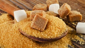 Jednym z najczęściej powtarzanych mitów na temat cukru, jest to, że cukier brązowy jest zdrowszy od białego. Niestety, oba produkty spożywane w większych ilościach są równie szkodliwe