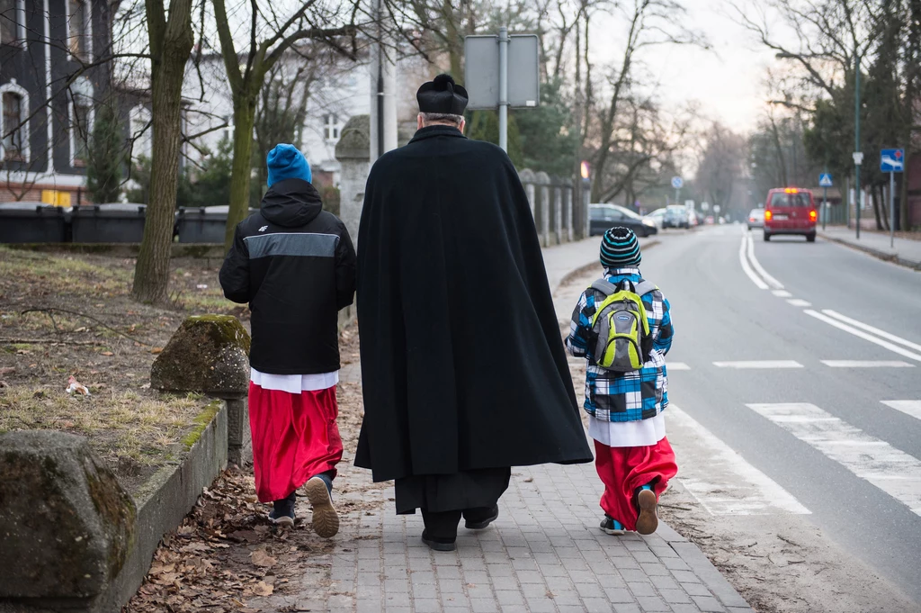 Ksiądz z ministrantami podczas wizyty duszpasterskiej, zdjęcie ilustracyjne Ksiądz z ministrantami podczas wizyty duszpasterskiej, zdjęcie ilustracyjne