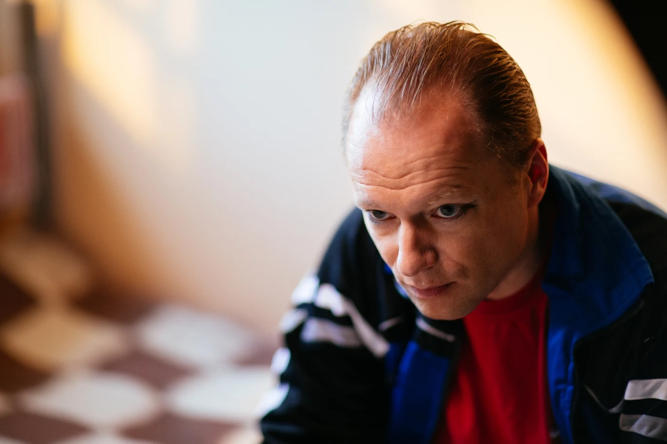 Widzowie Canal+ mogą zaś oglądać Macieja Stuhra w eksperymentalnej produkcji "Pisarze. Serial na krótko". To krótkometrażowa seria składająca się z kilkuminutowych odcinków, w których Stuhr i Magdalena Cielecka odgrywają postaci i sytuacje napisane specjalnie dla nich przez pisarzy.

"Spotykamy się co jakiś czas w tym samym gronie i tym samym celu: żeby nakręcić scenkę. Ale jednocześnie za każdym razem towarzyszą temu nowe okoliczności: nowa historia i nowi bohaterowie. Dla nas, aktorów, to chyba największa gratka, że w jednym serialu możemy zagrać kilkanaście postaci" – mówi aktor.