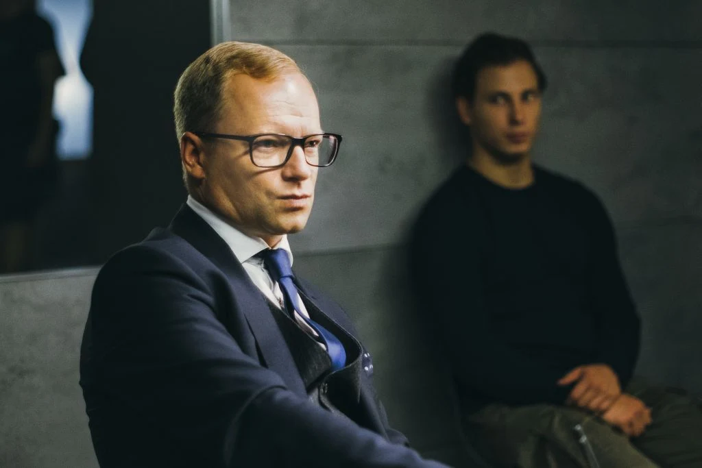 W ubiegłym roku Macieja Stuhra oglądaliśmy zaś w komedii kryminalnej "Na bank się uda", w której wcielił się w prokuratora Słotę, który w spocie reklamującym produkcję deklarował, że "jako prokurator, czyli przedstawiciel prawa i sprawiedliwości, będzie o nie walczył nawet w tym filmie".

Aktor przyznał, że z występem w filmie związany jest pewien rodzinny wątek. "Mój dziadek był bardzo zacnym prokuratorem, zawsze bardzo eleganckim i grając tę postać, często o nim myślałem" - przyznał Stuhr.

 
 