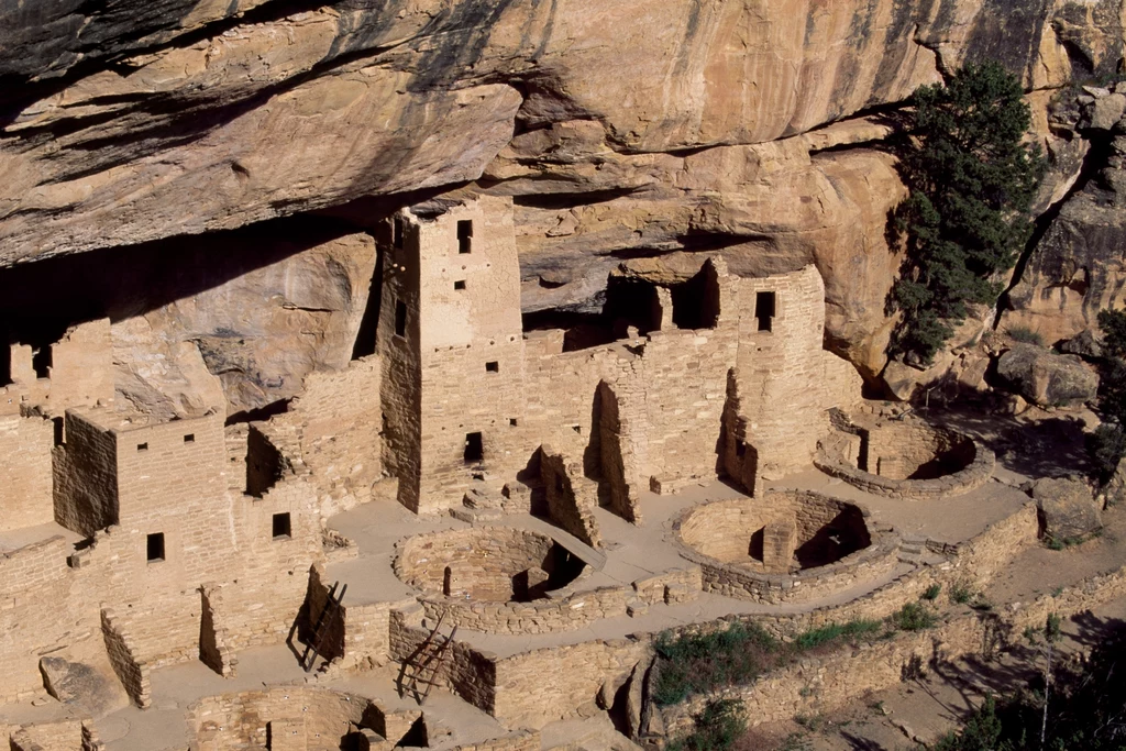 Anasazi to nazwa północnoamerykańskiej cywilizacji, która rozwijała się do XIII wieku n.e. i pozostawiła po sobie m.in. charakterystyczne budowle. Czy to z jej przedstawicielami zetknęli się chińscy podróżnicy?