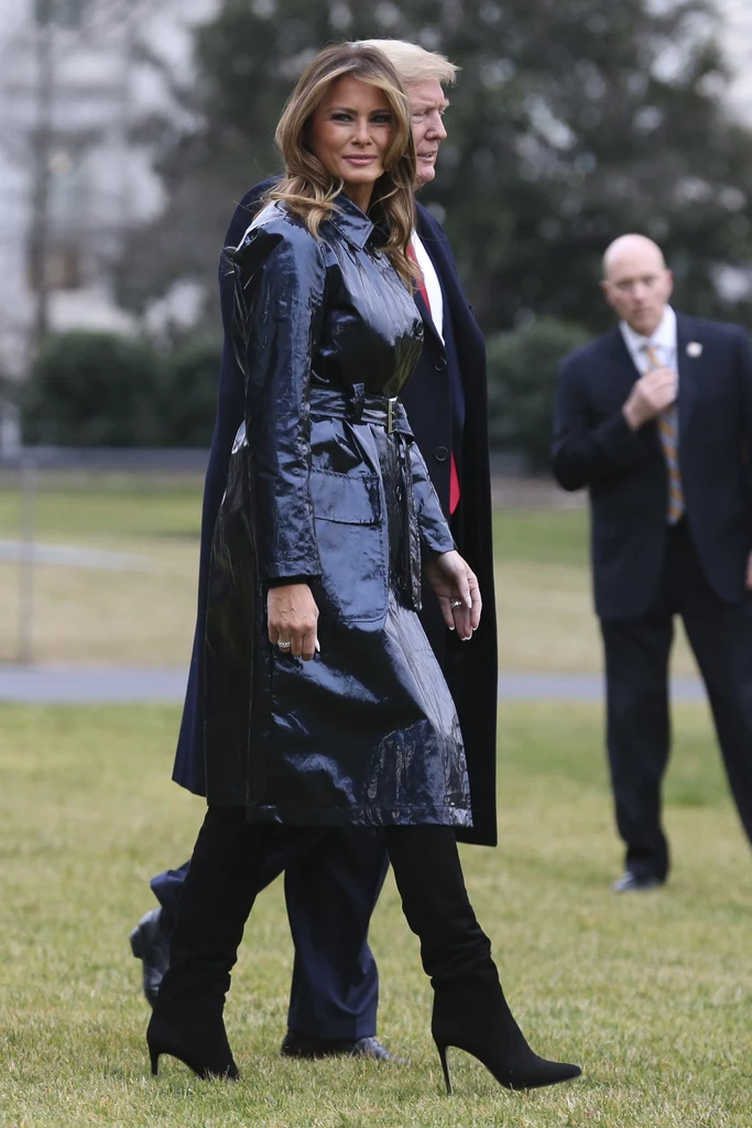 Melania Trump w granatowym płaszczu