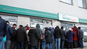 Klienci w kolejce przed bankiem 