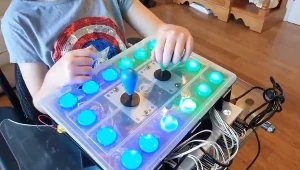 Zbudowany przez Steela kontroler może ułatwić życie wielu niepełnosprawnym dzieciom i dorosłym