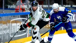 Hokeista GKS-u Tychy Radosław Galant (z lewej) i Klemen Pretnar z Re-Plastu Unia Oświęcim 