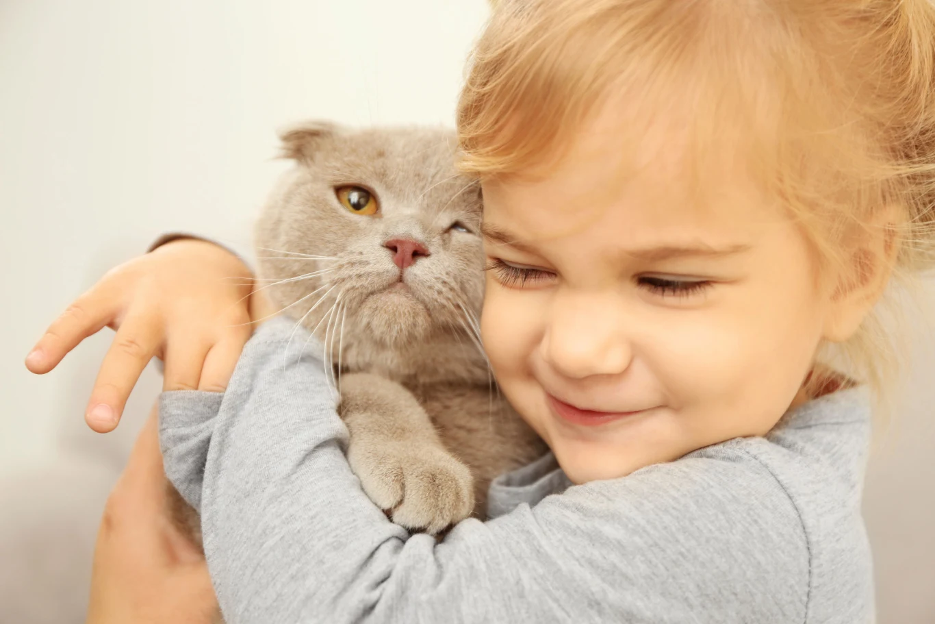 Dziecko, które wychowuje się ze zwierzęciem uczy się empatii i odpowiedzialności Dziecko, które wychowuje się ze zwierzęciem uczy się empatii i odpowiedzialności
