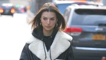 Okazuje się, że na ulicy trudno ją rozpoznać. Emily Ratajkowski wygląda na zmarzlucha. 