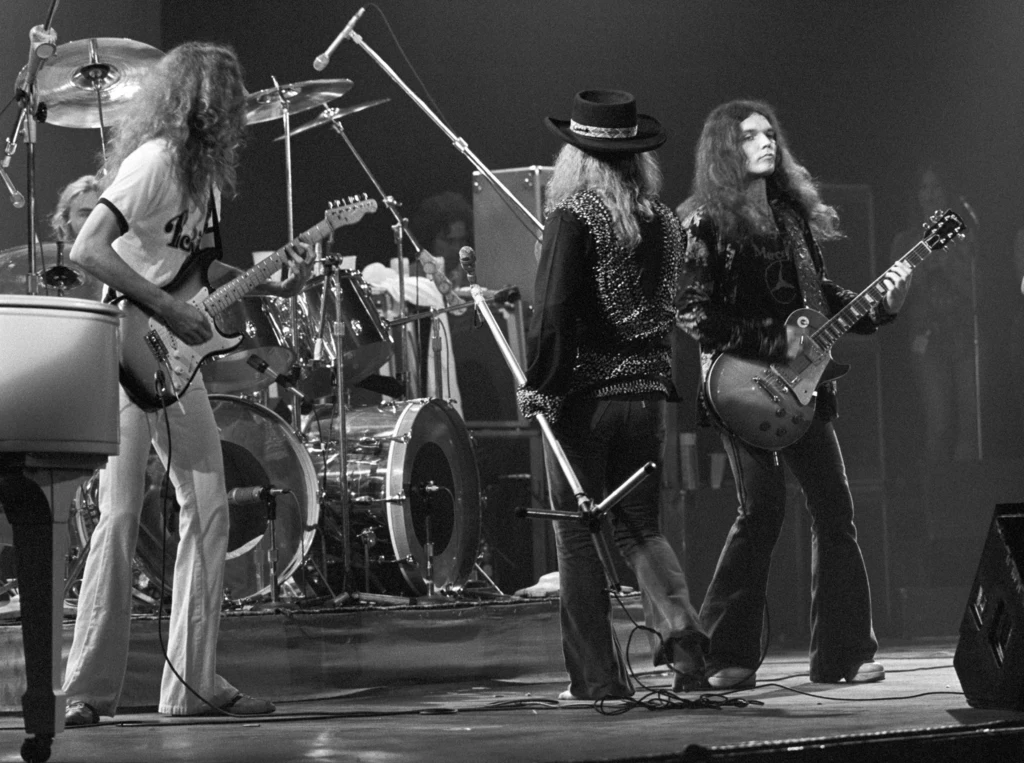 Collins i Van Zant nagrali wspólnie największe przeboje Lynyrd Skynyrd, takie jak "Free Bird" czy "Gimme Three Steps". W 1974 roku zespół wydał drugi album "Second Helping", na którym znalazł się słynny utwór "Sweet Home Alabama". Trzy lata później los przestał być łaskawy dla chłopaków z Jacksonville. 20 października 1977 roku doszło do tragedii - podczas lotu na kolejny koncert w Luizjanie, samolot Convair CV-300 z muzykami na pokładzie, rozbił się w lesie w pobliżu Gillsburg w stanie Mississippi. Pod koniec lotu okazało się, że jest problem z jednym z silników (wiedziano o tym wcześniej, przed startem piloci Walter McCreary i William Gray próbowali dokonać naprawy). Wcześniej z tego samolotu zrezygnowała ekipa Aerosmith, uznając, że maszyna i opiekująca się nim załoga nie spełnia standardów.