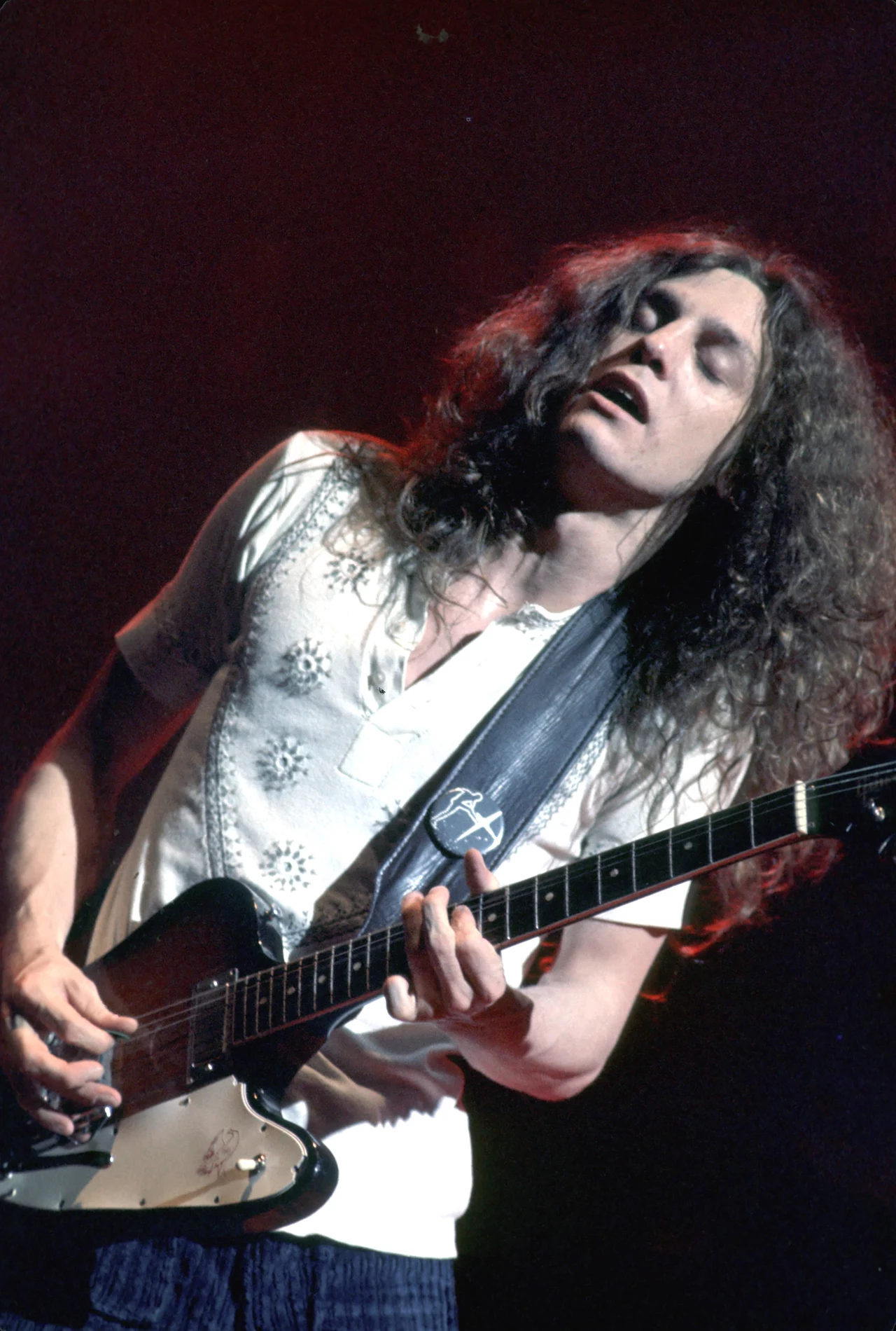 Podczas zderzenia z ziemią na miejscu katastrofy zginęli Ronnie Van Zant, Steve Gaines, Cassie Gaines, asystent koncertowego menedżera Dean Kilpatric i obaj piloci. Pozostałe 20 osób doznało ciężkich obrażeń. W samolocie zabrakło chorej JoJo Billingsley z The Honkettes, która miała dołączyć na trasie w Arkansas 23 października. Wokalistka twierdziła, że śniła jej się katastrofa lotnicza i próbowała telefonicznie przekonać Allena Collinsa, by zrezygnować z samolotu Convair. Collins został poważnie ranny - miał złamane dwa kręgi szyjne i uszkodzoną prawą rękę. Lekarze zalecali amputację, jednak ojciec Allena nie zgodził się na to. Ostatecznie gitarzysta odzyskał pełną sprawność.