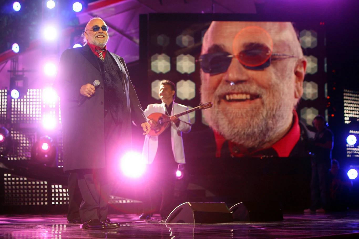 Demis Roussos cieszył się w Polsce ogromną popularnością. Grecka gwiazda w 1979 roku wzięła udział w Festiwalu Piosenki w Sopocie. Mimo potężnej postury Demisa Polki szalały na jego punkcie. W 2006 roku wystąpił natomiast na Sopot Festival. W naszym kraju piosenkarz pojawiał się jeszcze kilkakrotnie na pojedynczych koncertach.