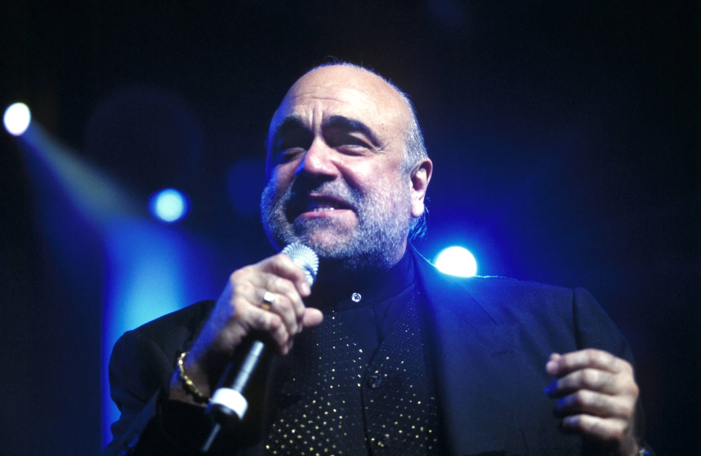 Lata 90. to coraz mniejsza aktywność gwiazdora, który jednak cały czas próbował wydawać nowe płyty. W 2000 roku Roussos zaprezentował dwa albumy, po czym zrobił przerwę od nagrywania na 9 lat. W 2009 roku, nagrał album "Demis", którym powracał do swoich muzycznych korzeni. Jak sam przyznawał w wywiadzie dla Interii, miał być to powrót do przeszłości i pokazanie, w jakich kręgach stylistycznych obracał się przed swoimi największymi przebojami.