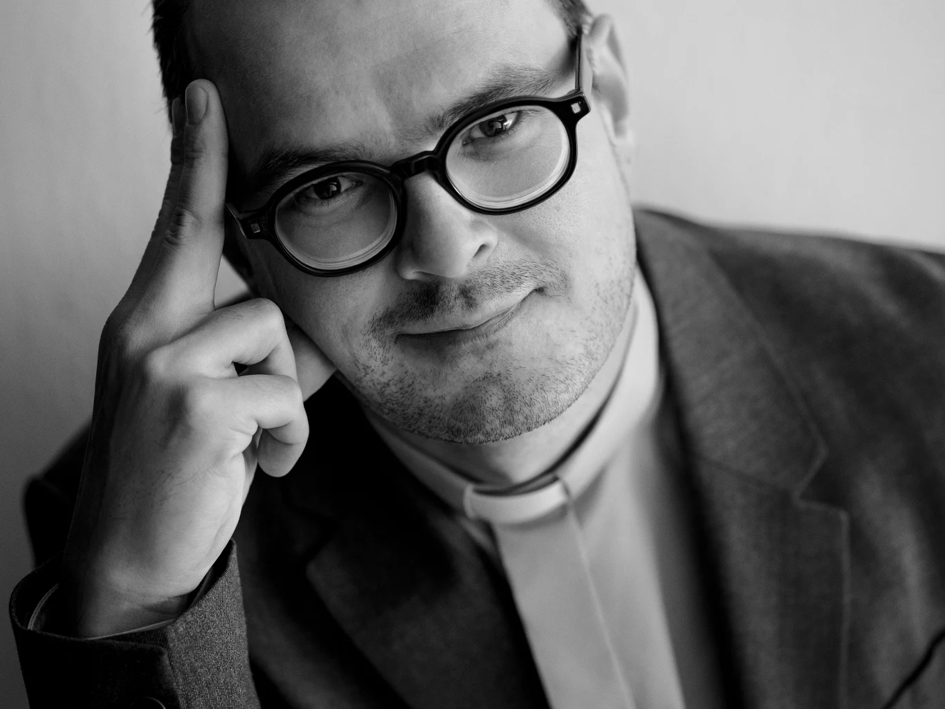 Ksiądz Jan Kaczkowski urodził się 19 lipca 1977 roku w Gdyni. Mieszkał i uczył się w Sopocie. Ukończył studia filozoficzno-teologiczne w Gdańskim Seminarium Duchownym, a w 2007 roku uzyskał doktorat nauk teologicznych na Uniwersytecie Kardynała Stefana Wyszyńskiego w Warszawie. Swoje kapłańskie życie poświęcił służbie chorym i umierającym. Był założycielem i dyrektorem Puckiego Hospicjum. O sprawach ostatecznych mówił z mądrością i humorem.

Autorytet, nauczyciel, mentor nie tylko w dziedzinie bioetyki. Niezmiennie podziwiany przez wierzących i niewierzących. Zmarł 28 marca 2016 roku w wieku 38 lat po ciężkiej walce z chorobą nowotworową. Został pochowany w rodzinnym Sopocie. Do końca aktywnie pracował: spotykał się z ludźmi, udzielał sakramentów, głosił kazania i tworzył publikacje, które wciąż pozostają wsparciem dla tysięcy osób.