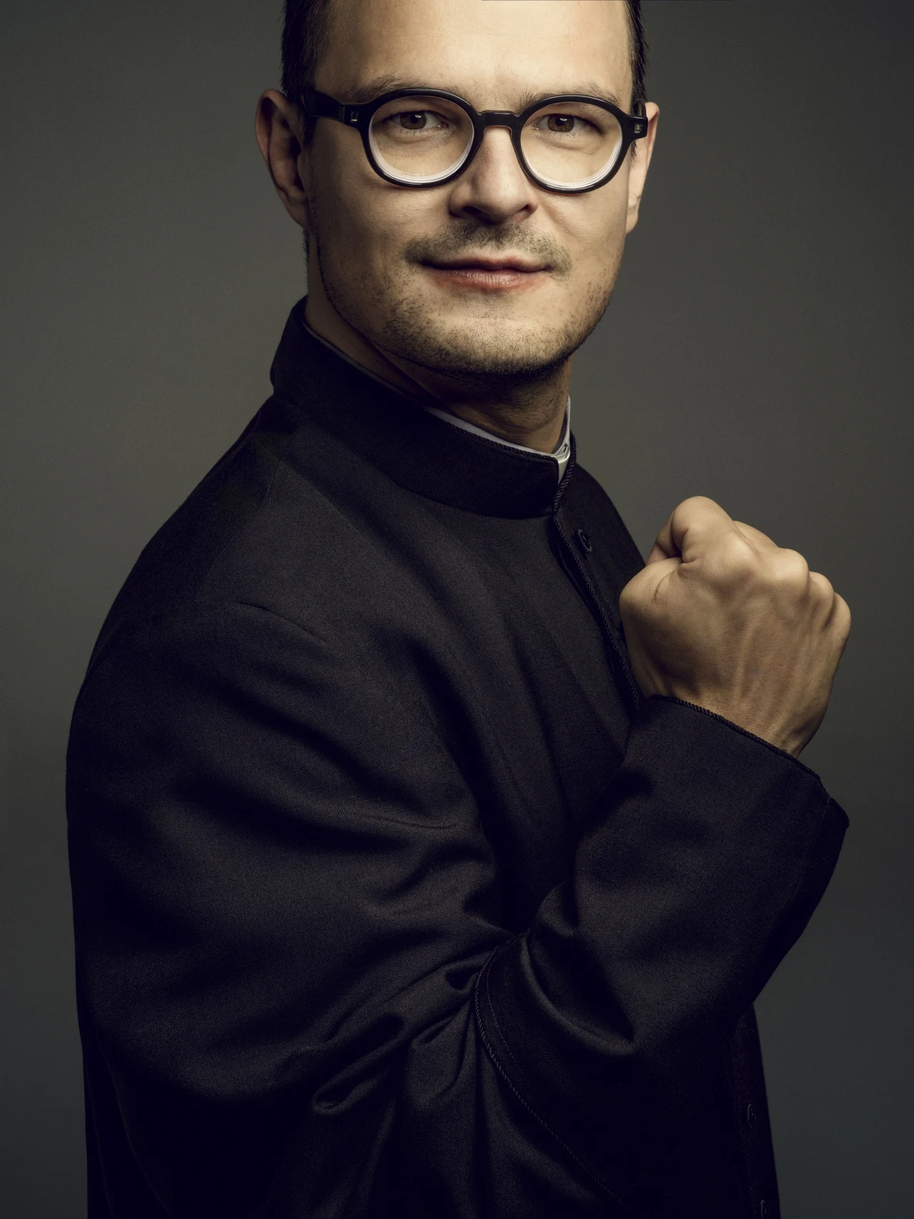 "Ksiądz Jan Kaczkowski był osobą, która w dzisiejszym kapłaństwie jest wyjątkowo pożądana. To przykład duchownego, który przemawiał do wiernych ludzkim głosem. W swoim powołaniu był bardzo blisko drugiego człowieka, nie skrywał się za swoją funkcją. Miał świadomość, że ten dystans w dzisiejszym kościele nie spełnia swojej roli, co naturalnie wywoływało kontrowersje. Dla mnie, w budowaniu tej postaci nie jest najważniejszy cel, a podróż, w którą właśnie wyruszyliśmy. Mamy czas, którego nie wolno nam zmarnować. Od teraz trzeba żyć na pełnej petardzie!" - przekonuje Dawid Ogrodnik.