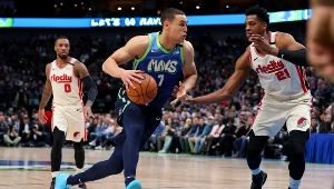 Dwight Powell #7 z Dallas Mavericks kontra Hassan Whiteside #21 z Portland Trail Blazers