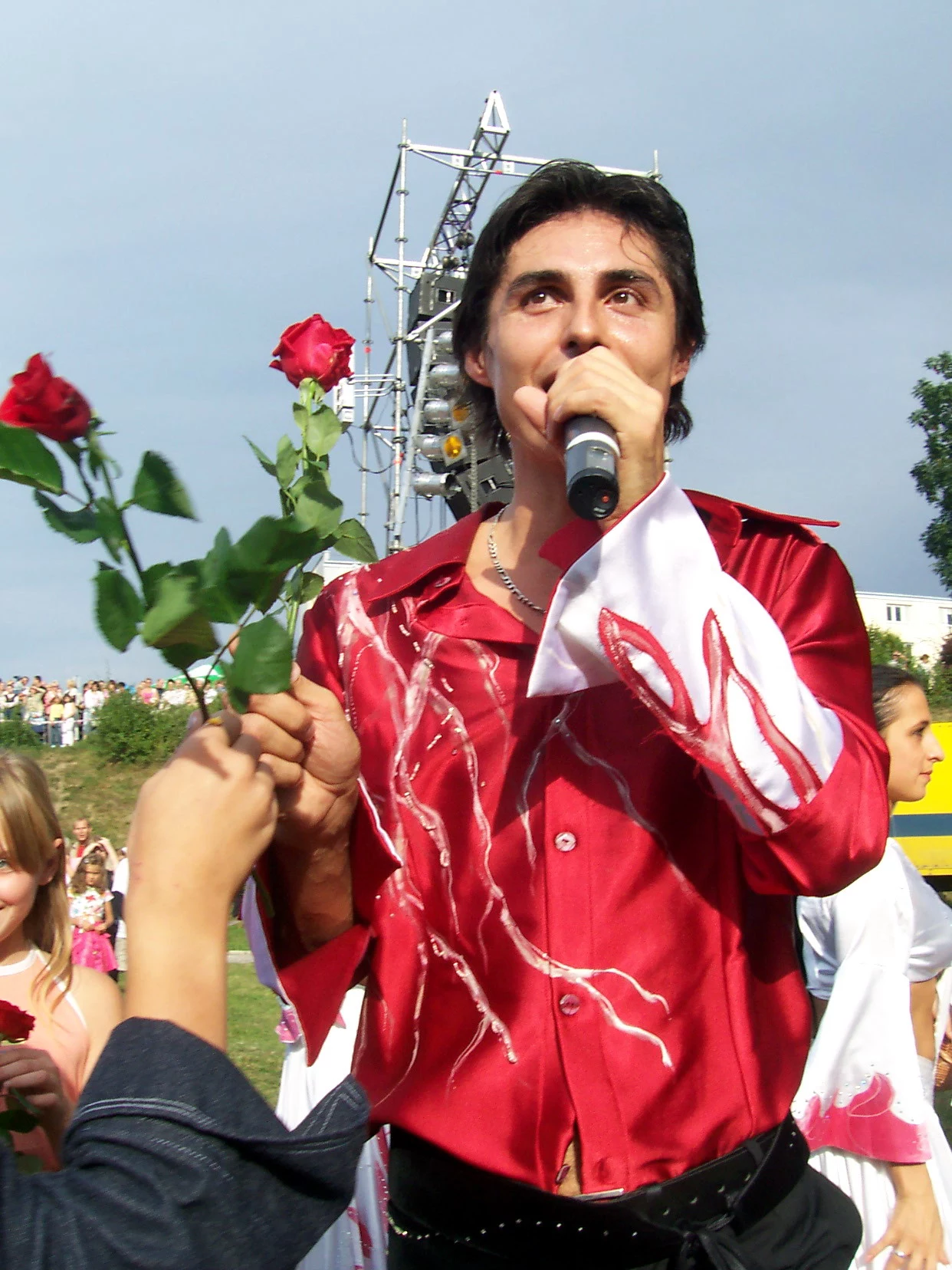 Przystojny wokalista odnalazł się na Eurowizji w 2005 roku, a szersza publiczność pamięta go z epizodu w serialu „M jak miłość”, w „Tańcu z gwiazdami Komarenko także miał swoje pięć minut. Przystojny wokalista odnalazł się na Eurowizji w 2005 roku, a szersza publiczność pamięta go z epizodu w serialu „M jak miłość”, w „Tańcu z gwiazdami Komarenko także miał swoje pięć minut.