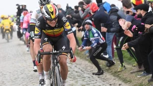 Yves Lampaert (na czele) podczas brukowanego odcinka