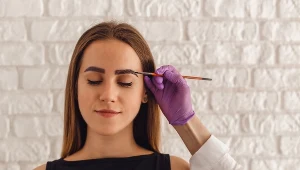 Henna wyszła zbyt ciemna? Tak szybko usuniesz nadmiar pigmentu z brwi 