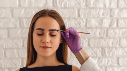 Jak zmyć hennę z brwi? Korektę koloru można zrobić domowymi sposobami. 