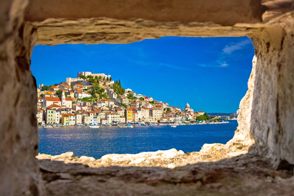 Chorwacki Szybenik to tętniące życiem artystycznym i kulturalnym miasto z zapierającymi dech widokami