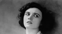 Pola Negri to legenda kina niemego i prawdziwa gwiazda Hollywood. Swoją karierę zaczynała w teatrze, a następnie trafiła na ekrany kin w Polsce, Niemczech i USA. Podejrzewano ją o romanse z Rudolfem Valentino i Charliem Chaplinem. Wzbudziła głośne kontrowersje, gdy podczas pogrzebu Valentino ostentacyjnie płakała i rzucała się na trumnę. Kiedy nastała era filmów dźwiękowych, Poli nie udało się odnieść równie spektakularnego sukcesu ze względu na swój niski głos i wyraźny akcent.