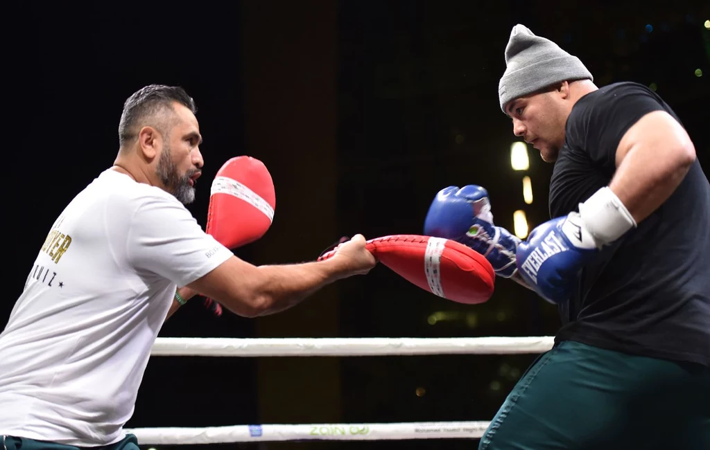 Manny Robles (z lewej) i Andy Ruiz Jr na treningu medialnym przed drugą walką z Anthonym Joshuą