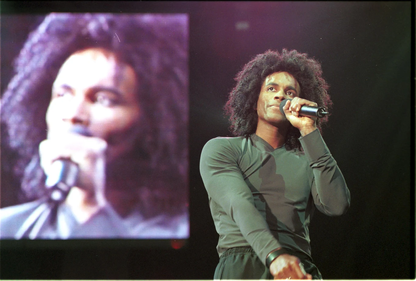 Jedyny żyjący członek Milli Vanilli krytykuje hipokryzję ludzi show-biznesu, którzy nie mieli litości dla niego i dla Roba. "Autentyczność - a cóż to jest?" - pyta, wskazując na występy z playbacku podczas koncertów, kręcenia teledysków i wykorzystywanie efektów w studiu (choćby auto-tune). "To nie chodzi o autentyczność, lecz o rozrywkę" - podkreślał Fab Morgan w rozmowie z "USA Today". Jego zdaniem, Milli Vanilli zostali "rzuceni na pożarcie". "Teraz wszędzie widzimy to, za co zostaliśmy ukrzyżowani" - zauważył Fab Morvan.
