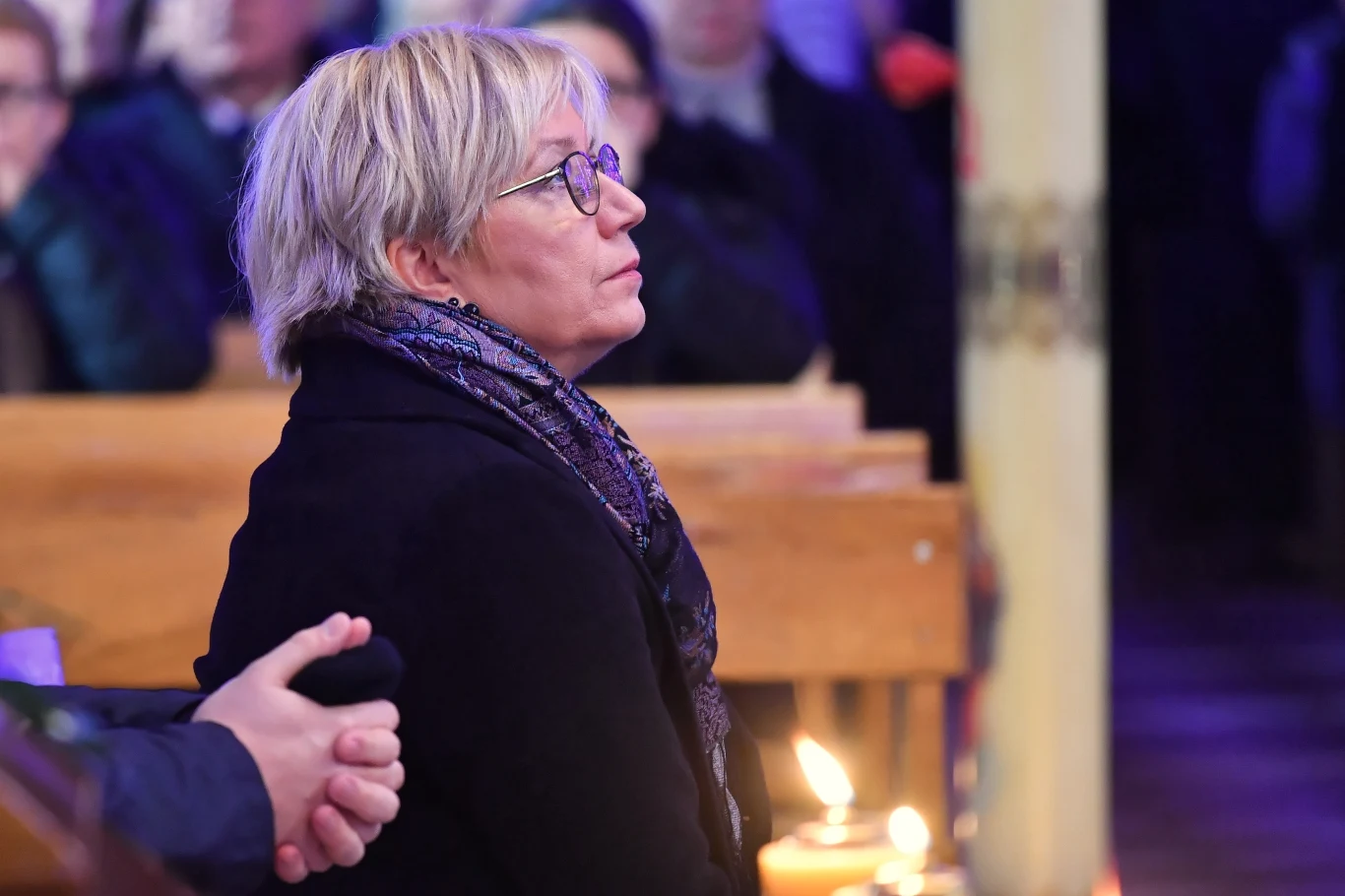 "Bywanie z Grzegorzem, rozmowy, były nie tylko inspirujące intelektualnie dla nas jako prawników, ale też niezwykle ważne dla nas jako ludzi" - wspominała prezes Trybunału Konstytucyjnego Julia Przyłębska. "Był człowiekiem głęboko wierzącym i ta wiara przekładała się na zrozumienie świata, na szukanie w człowieku dobrego. Nie był człowiekiem mściwym, człowiekiem, który za wszelką cenę dążył do tego, aby jego racje zwyciężały. Był człowiekiem dialogu, człowiekiem rozmowy głębokiej, umiejętnie przekonującym do swoich racji" - powiedziała. 