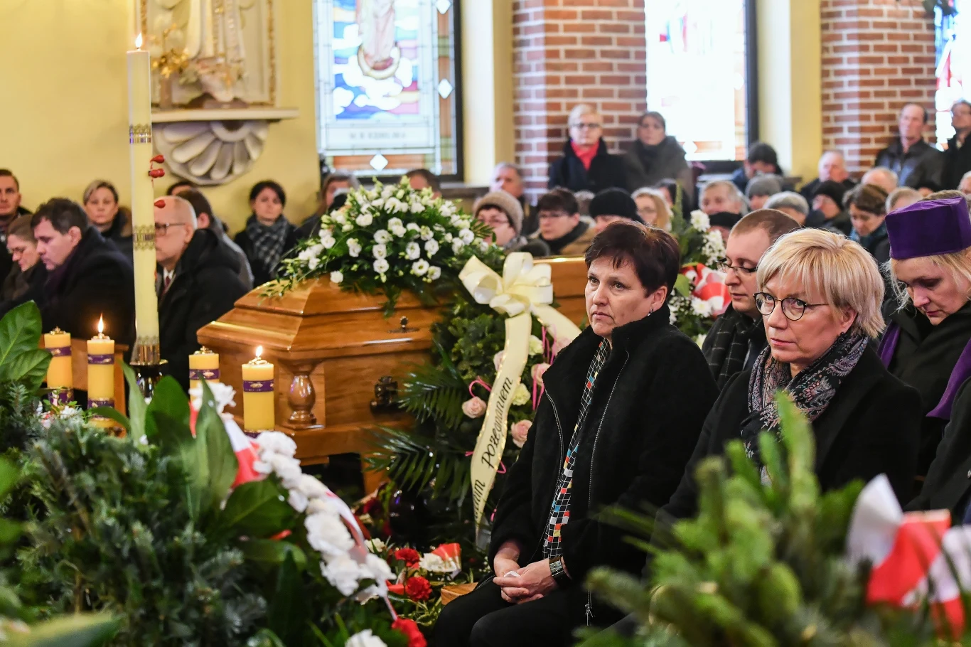 Przyłębska podkreśliła też, że Grzegorz Jędrejek był także sędzią niezłomnym. "Rozumiał niezawisłość sędziowską nie poprzez immunitety, poprzez jakieś gwarancje, ale rozumiał przez tę wewnętrzną niezłomność i w momencie, kiedy złożył ślubowanie przed Prezydentem RP, stał się niezawisłym sędzią wewnętrznie. Orzekał z przekonaniem o tym, że orzeka właściwie" - wskazała. Na zdjęciu: szefowa Kancelarii Prezydenta Rzeczypospolitej Polskiej Halina Szymańska (druga od prawej) oraz prezes Trybunału Konstytucyjnego Julia Przyłębska 