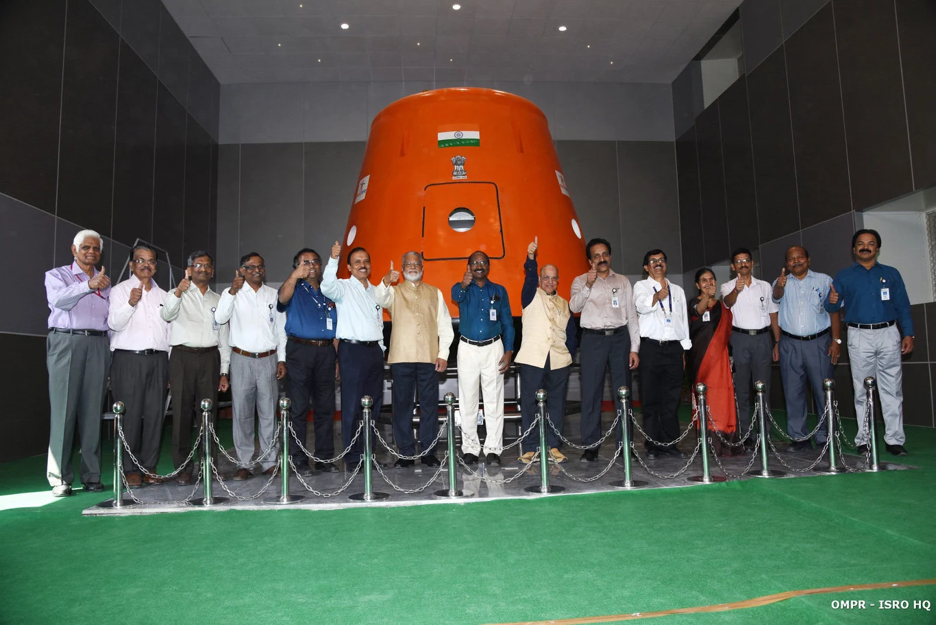 Zespół odpowiedzialny za rozwój humanoidalnego robota / fot. ISRO Zespół odpowiedzialny za rozwój humanoidalnego robota / fot. ISRO
