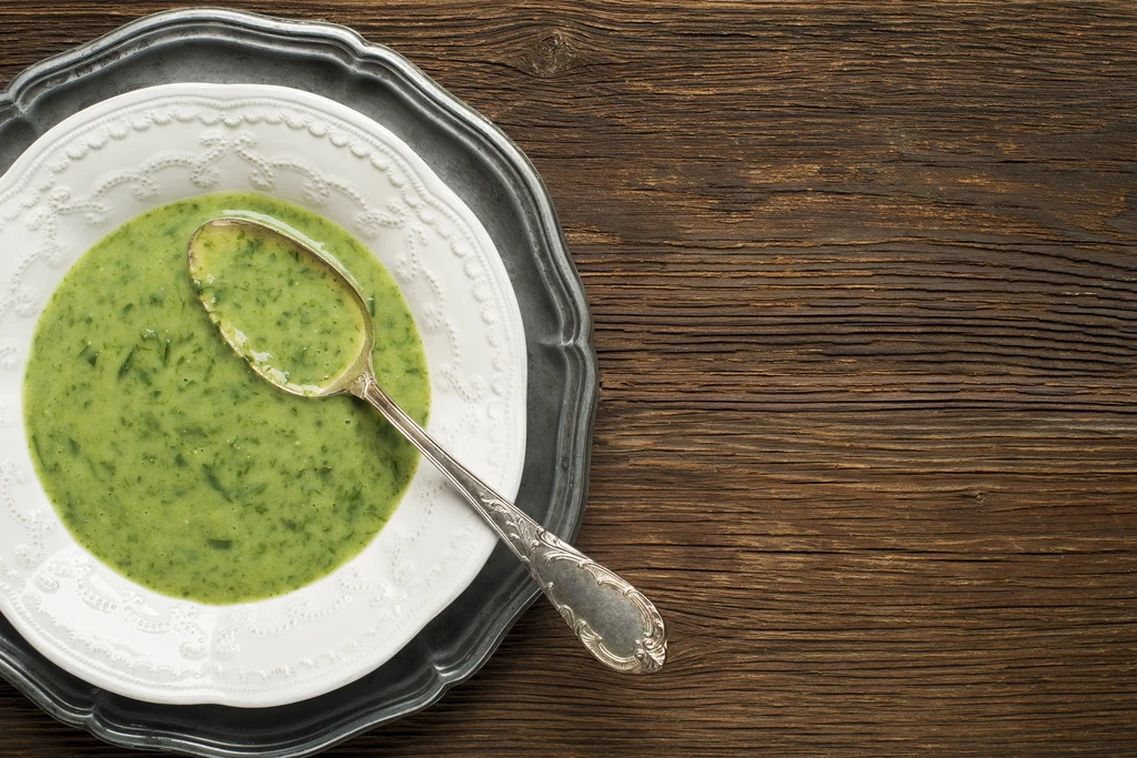 Można wzbogacić smak zupy szpinakowej dodając do niej domowe zacierkiz