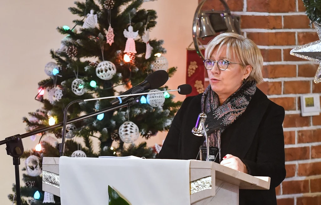 Prezes TK wspomniała, że Grzegorz Jędrejek miał zwyczaj, aby podczas przyjacielskich rozmów w jednym z gabinetów Trybunału nagle wstawać i mówić: "No, to ja już muszę iść. Ja już biegnę". "Wiedzieliśmy, że jedzie do domu, do mamy, do siostry, do najbliższych. Robił to zawsze w tak zaskakujący sposób, że ja go takiego zapamiętam" - dodała. "Grzegorzu, tym razem zrobiłeś to samo, tylko inaczej. Po prostu nagle, niespodziewanie zostawiłeś nas. Mam nadzieję, że patrzysz na nas z góry i że będziesz naszym patronem, że będziemy mogli zawsze, również w modlitwie, zwracać się do ciebie o opiekę. Byłeś naprawdę wspaniałym człowiekiem" - powiedziała prezes Trybunału. Prezes TK wspomniała, że Grzegorz Jędrejek miał zwyczaj, aby podczas przyjacielskich rozmów w jednym z gabinetów Trybunału nagle wstawać i mówić: "No, to ja już muszę iść. Ja już biegnę". "Wiedzieliśmy, że jedzie do domu, do mamy, do siostry, do najbliższych. Robił to zawsze w tak zaskakujący sposób, że ja go takiego zapamiętam" - dodała. "Grzegorzu, tym razem zrobiłeś to samo, tylko inaczej. Po prostu nagle, niespodziewanie zostawiłeś nas. Mam nadzieję, że patrzysz na nas z góry i że będziesz naszym patronem, że będziemy mogli zawsze, również w modlitwie, zwracać się do ciebie o opiekę. Byłeś naprawdę wspaniałym człowiekiem" - powiedziała prezes Trybunału.