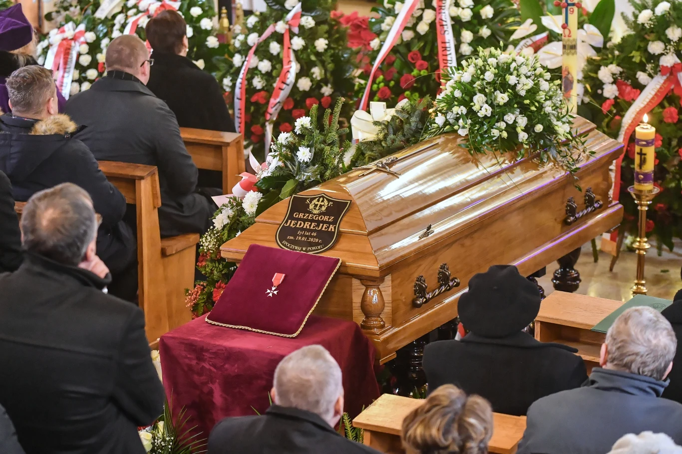 Przed mszą szef kancelarii prezydenta RP Halina Szymańska wręczyła rodzinie zmarłego Krzyż Kawalerski Orderu Odrodzenia Polski nadany pośmiertnie Grzegorzowi Jędrejkowi przez prezydenta RP Andrzeja Dudę za wybitne zasługi w pracy naukowo-dydaktycznej i działalności publicznej. 
