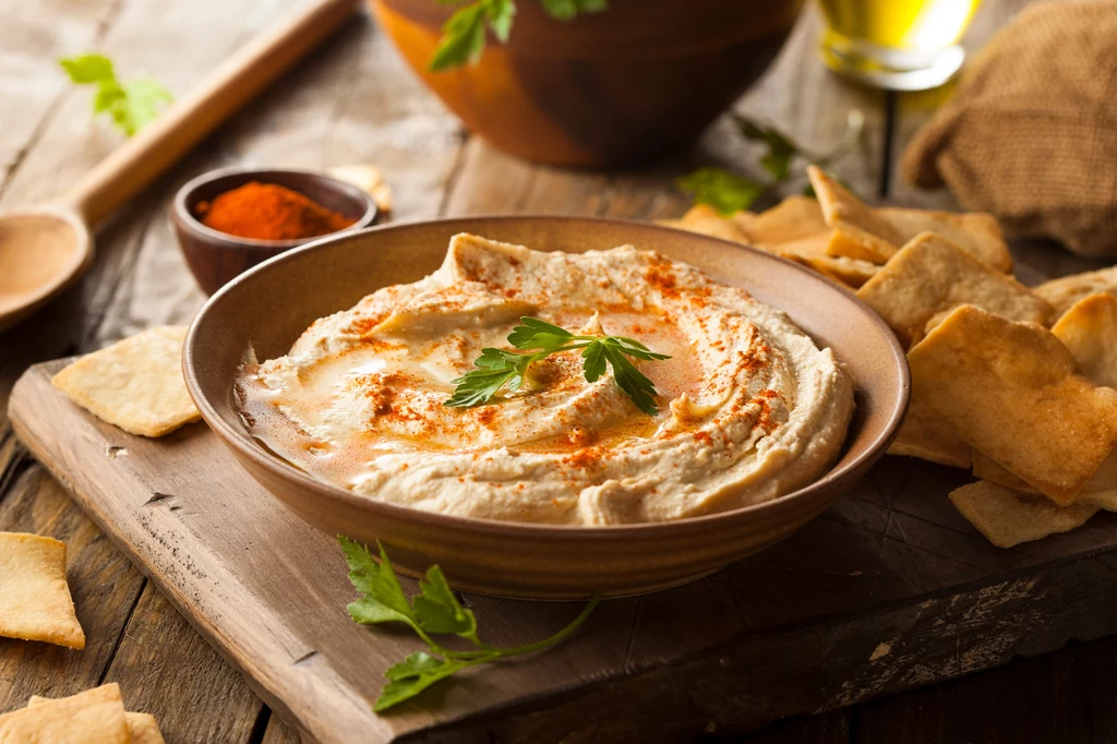 Dla wzbogacenia smaku możesz do składników na hummus dodać upieczony w łupince czosnek lub posiekaną papryczkę chili. 